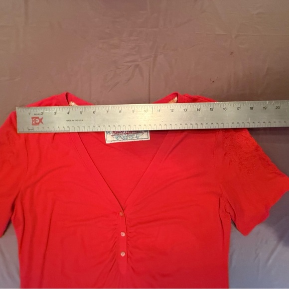Robert Graham Red Ruched Short Embroidered Sleeve Tee Size Large - Picture 6 of 9
